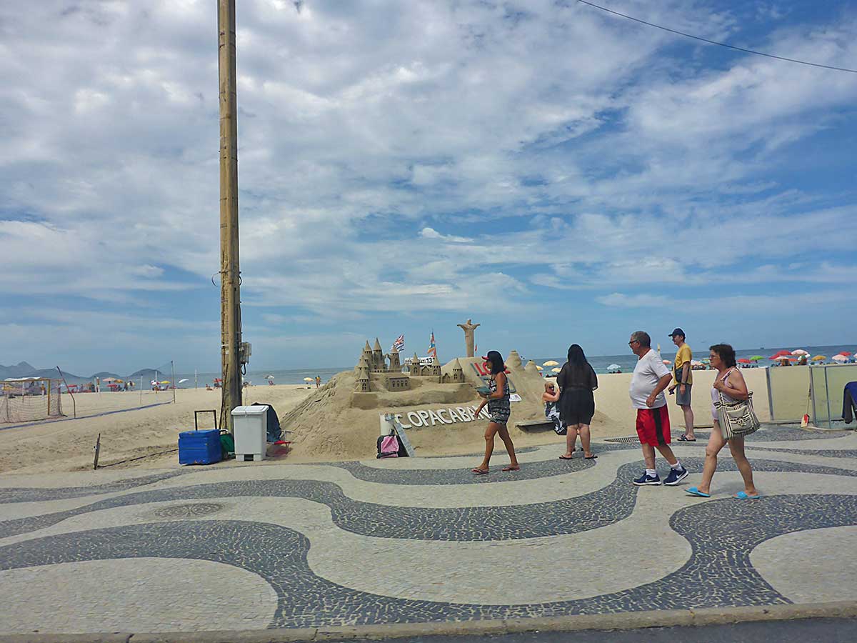 11 Sandskulpturen am Copacabana Strand