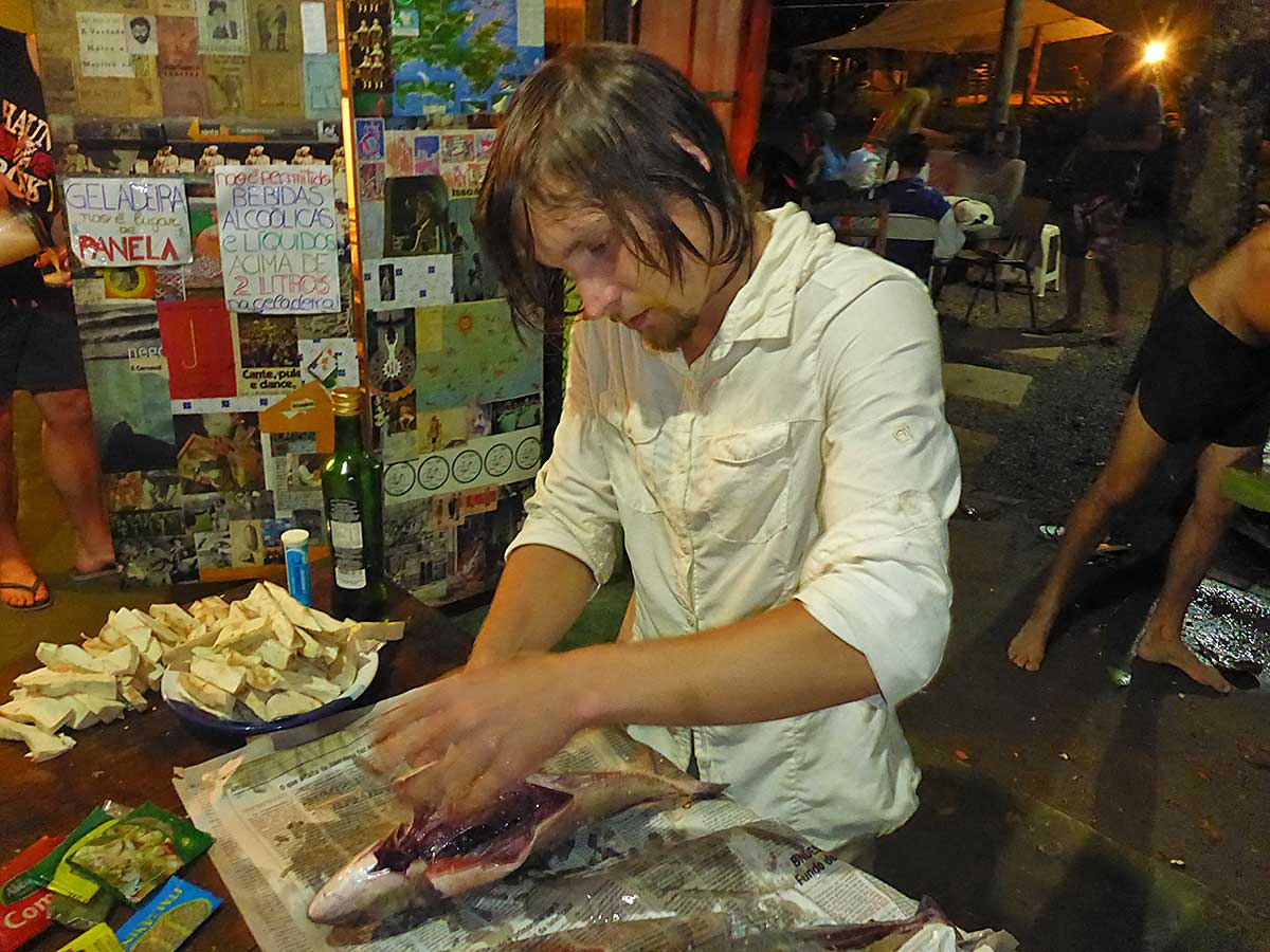 55 Zubereitung des frischen Fisches vom Markt