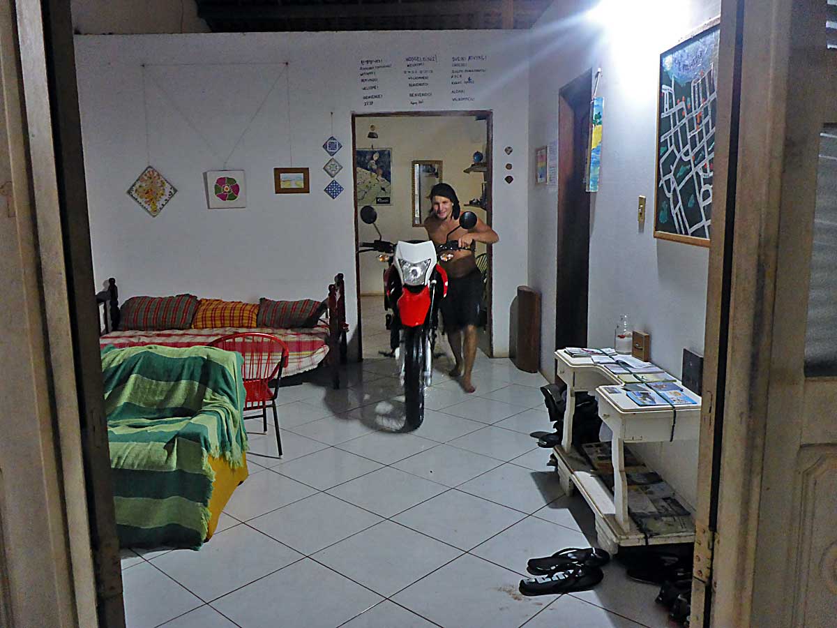 025 Kurzerhand werden die Bikes zum Waschen durchs Hostel in Barreirinhas geschoben