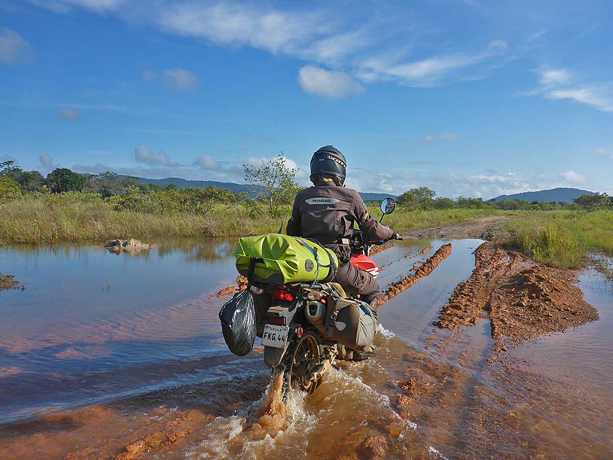24 Kleine Sumpfdurchquerung auf dem Weg durch den Amazonas Guyanas